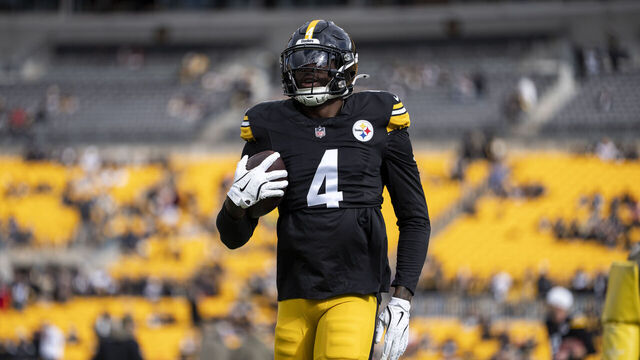 PITTSBURGH, PENNSYLVANIA - NOVEMBER 16: DK Metcalf #4 of the Pittsburgh Steelers runs with the ball during an NFL football game against the Cincinnati Bengals at Acrisure Stadium on November 16, 2025 in Pittsburgh, Pennsylvania.