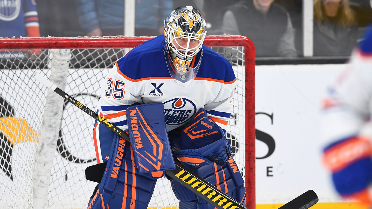 BOSTON, MASSACHUSETTS - DECEMBER 18: Tristan Jarry #35 of the Edmonton Oilers warms up before the game against the Boston Bruins at the TD Garden on December 18, 2025 in Boston, Massachusetts.