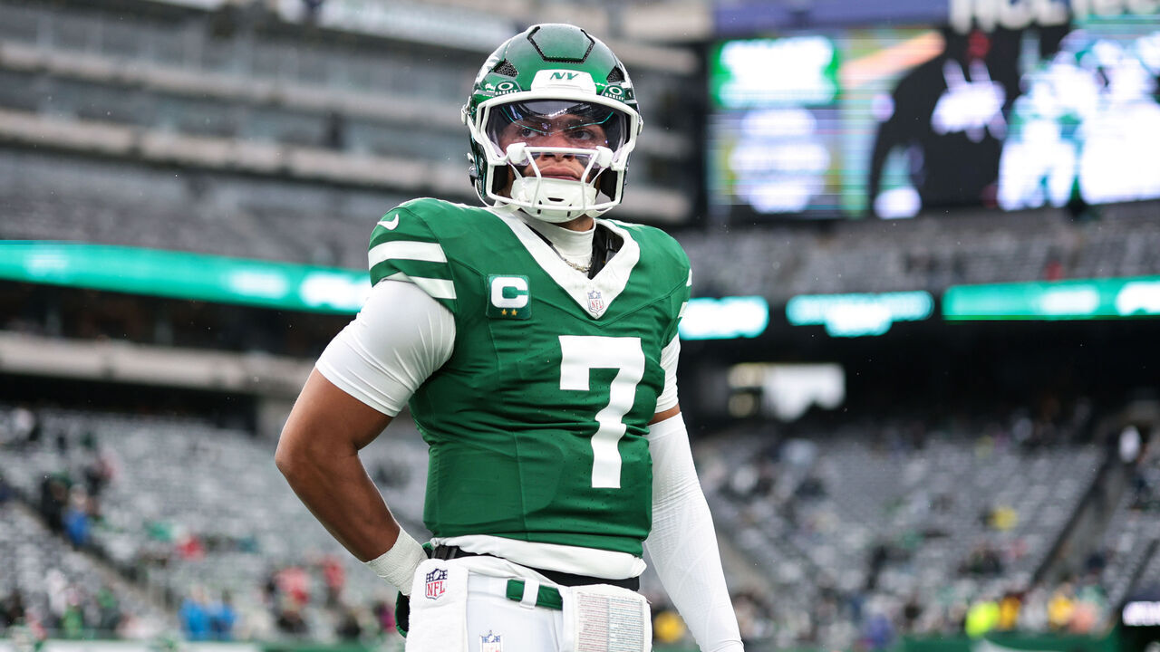EAST RUTHERFORD, NEW JERSEY - NOVEMBER 30: Justin Fields #7 of the New York Jets warms up prior to the game against the Atlanta Falcons at MetLife Stadium on November 30, 2025 in East Rutherford, New Jersey.