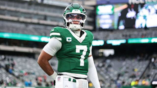 EAST RUTHERFORD, NEW JERSEY - NOVEMBER 30: Justin Fields #7 of the New York Jets warms up prior to the game against the Atlanta Falcons at MetLife Stadium on November 30, 2025 in East Rutherford, New Jersey.