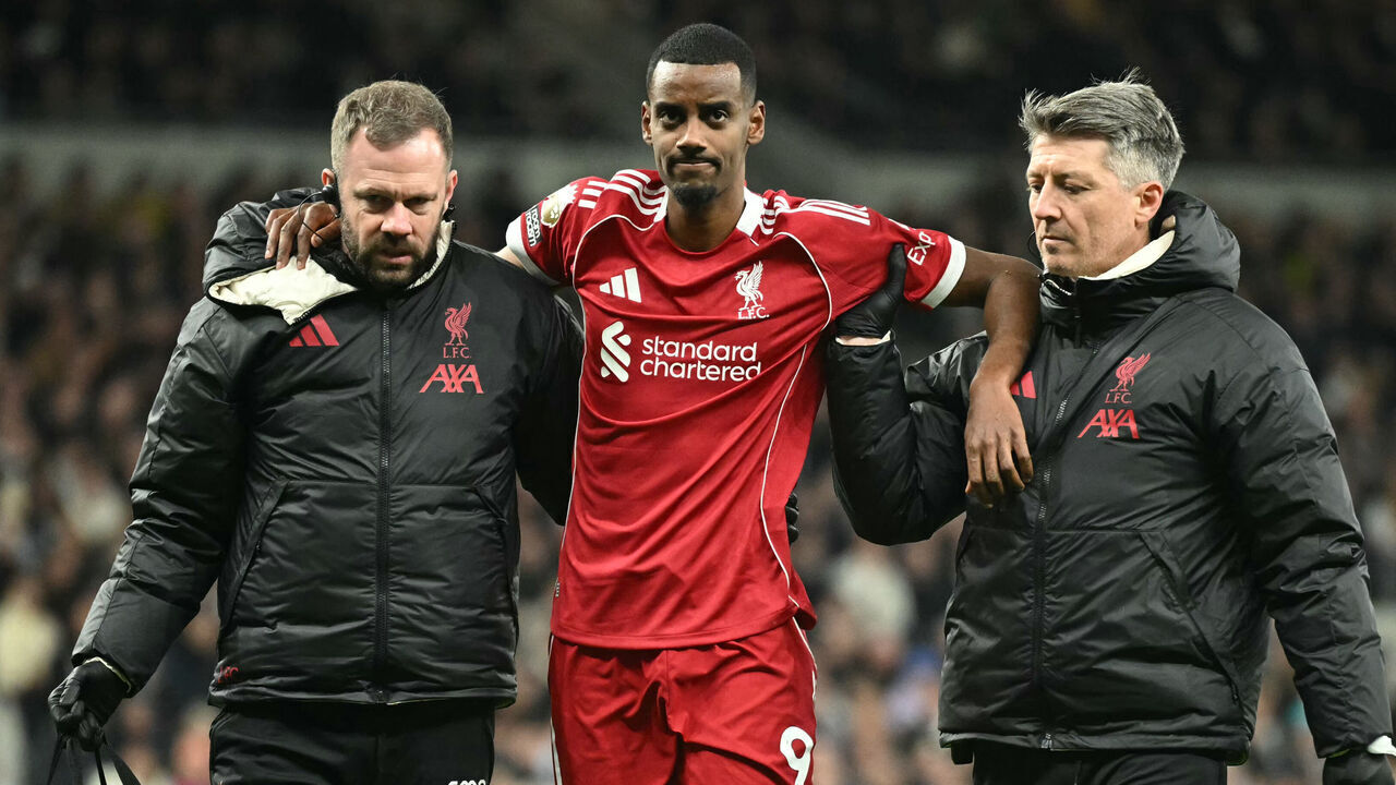 Liverpool's Swedish striker #09 Alexander Isak (C) is helped off the field by medical staff after picking up an injury during the English Premier League football match between Tottenham Hotspur and Liverpool at the Tottenham Hotspur Stadium in London, on December 20, 2025. / RESTRICTED TO EDITORIAL USE. No use with unauthorized audio, video, data, fixture lists, club/league logos or 'live' services. Online in-match use limited to 120 images. An additional 40 images may be used in extra time. No video emulation. Social media in-match use limited to 120 images. An additional 40 images may be used in extra time. No use in betting publications, games or single club/league/player publications. /