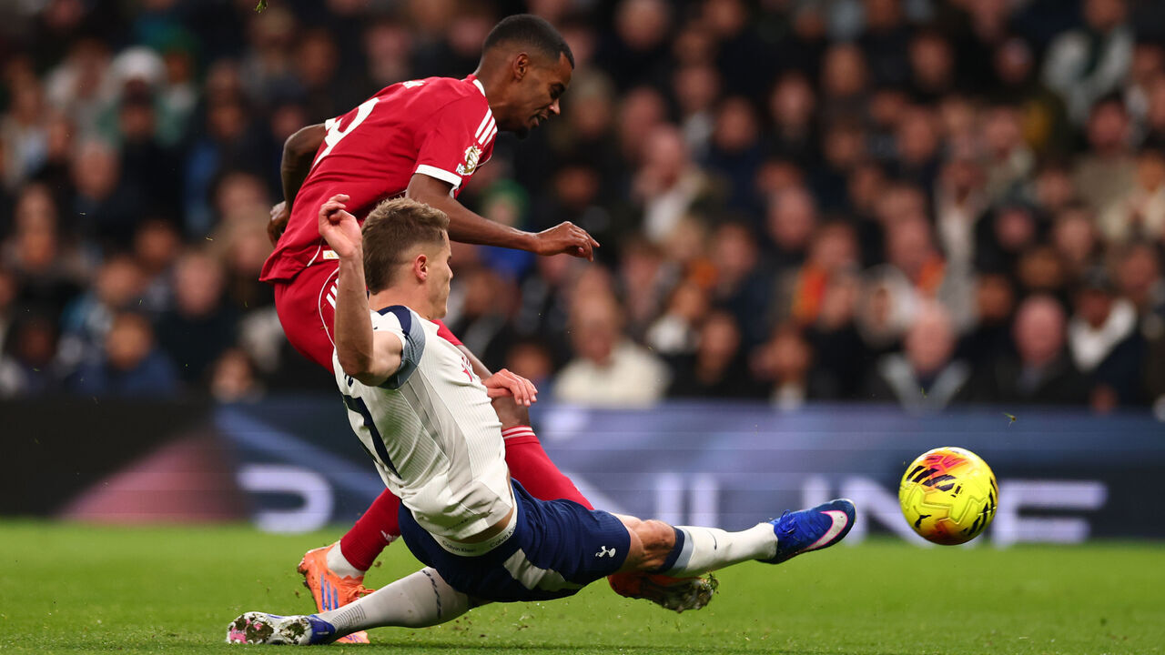 LONDON, ENGLAND - DECEMBER 20:Alexander Isak of Liverpool scores his side's first goal for 0-1 during the Premier League match between Tottenham Hotspur and Liverpool at Tottenham Hotspur Stadium on December 20, 2025 in London, England.