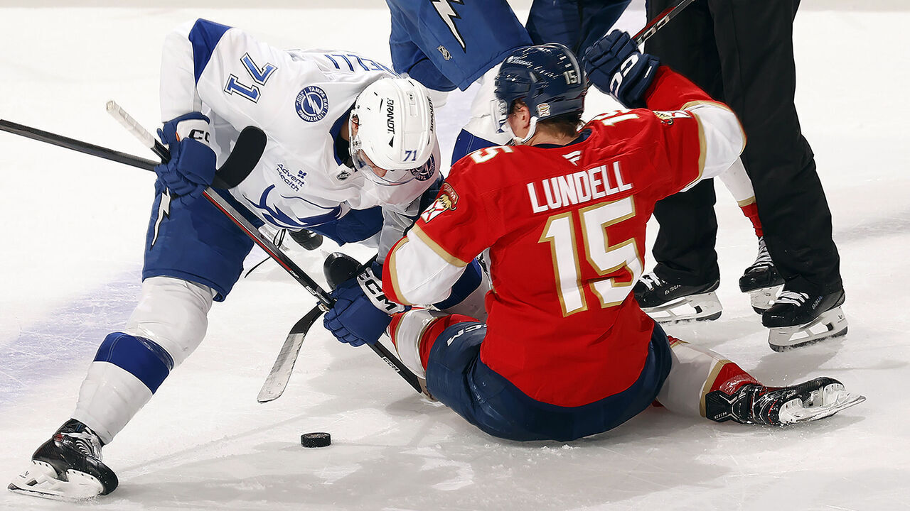 SUNRISE, FLORIDA - DECEMBER 27: Anton Lundell #15 of the Florida Panthers faces off against Anthony Cirelli #71 of the Tampa Bay Lightning at the Amerant Bank Arena on December 27, 2025 in Sunrise, Florida.