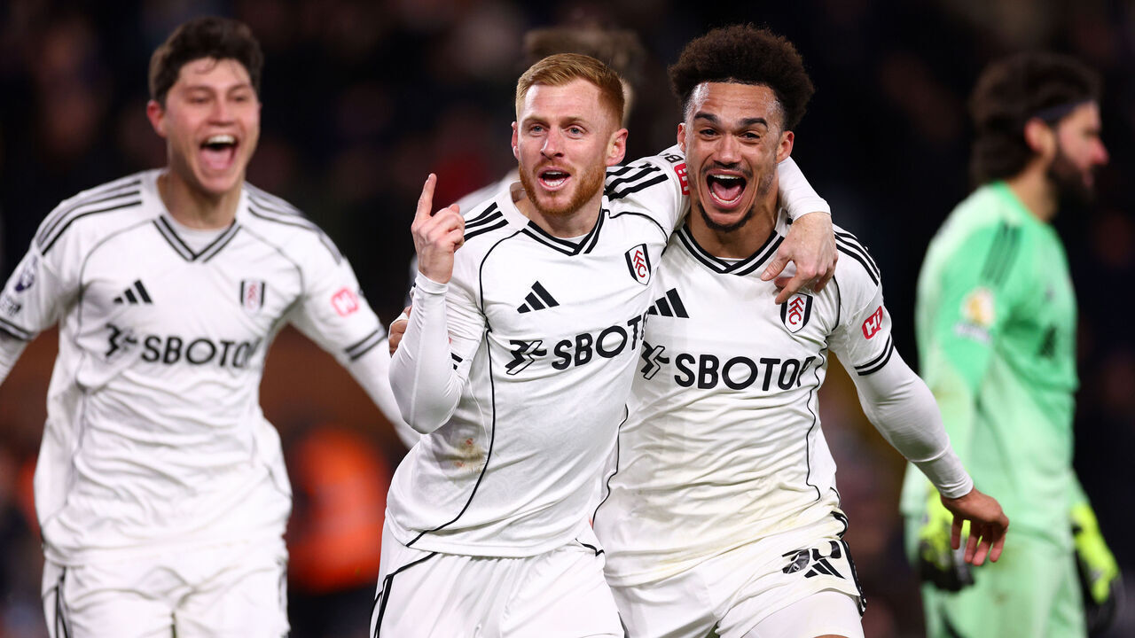 LONDON, ENGLAND - JANUARY 04: Harrison Reed of Fulham celebrates scoring his team's second goal with teammate Antonee Robinson during the Premier League match between Fulham and Liverpool at Craven Cottage on January 04, 2026 in London, England.