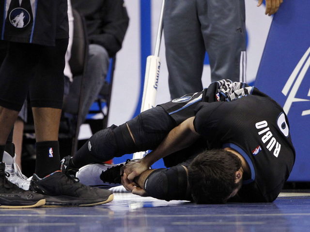 Timberwolves' Rubio out of walking boot, off crutches