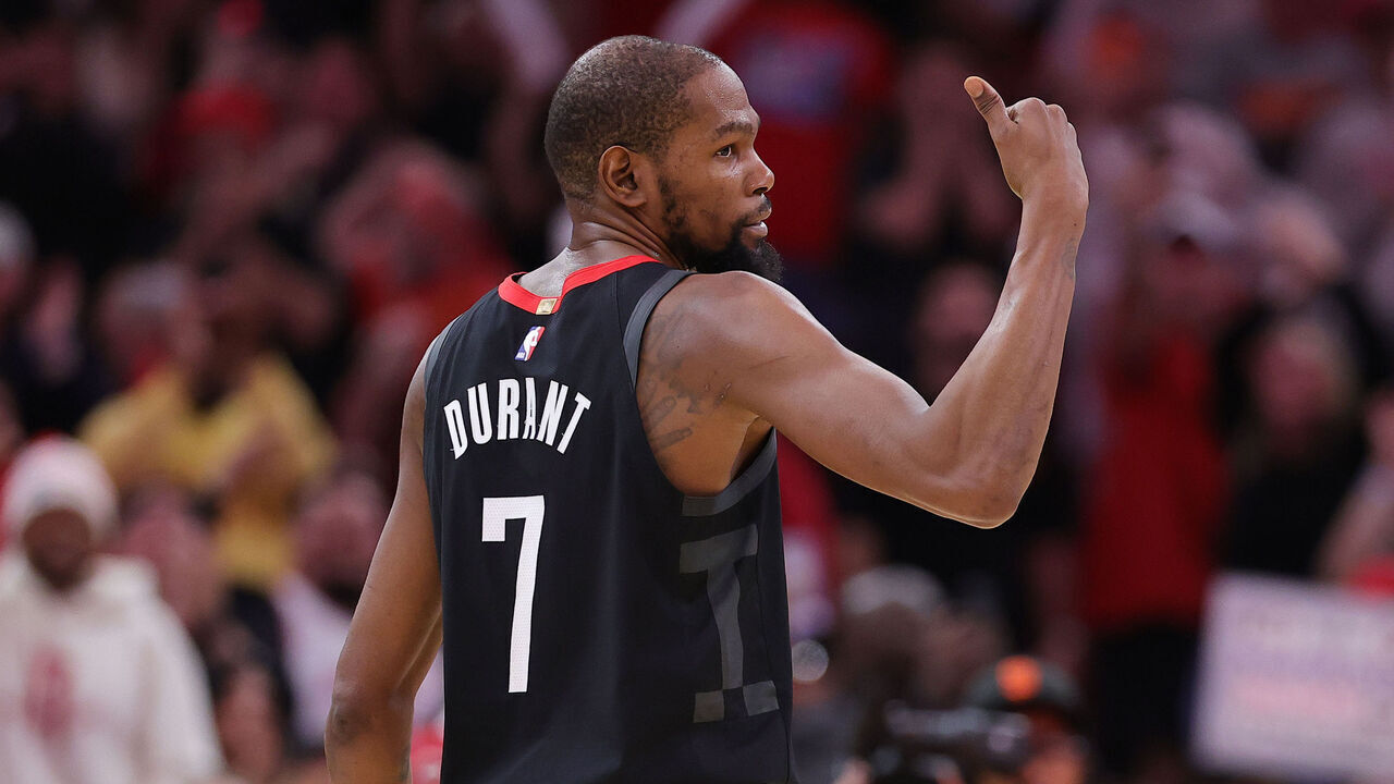 HOUSTON, TEXAS - JANUARY 05: Kevin Durant #7 of the Houston Rockets reacts after hitting the game winning shot against the Phoenix Suns during the second half at Toyota Center on January 05, 2026 in Houston, Texas.