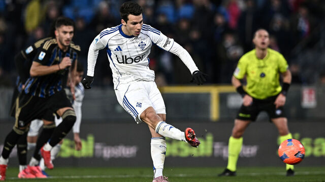 PISA, ITALY - JANUARY 06: Anastasios Douvikas of Como scores goal during the Serie A match between Pisa SC and Como 1907 at Arena Garibaldi on January 06, 2026 in Pisa, Italy.
