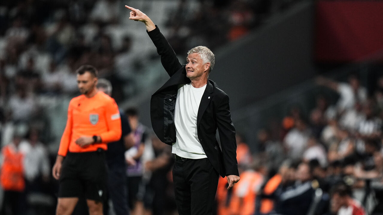 ISTANBUL, TURKIYE - AUGUST 14: Head coach Ole Gunnar Solskjaer of Besiktas gives tactics during the UEFA Conference League third qualifying round second leg match between Besiktas and St. Patrick's at Tupras Stadium in Istanbul, Turkiye on August 14, 2025.