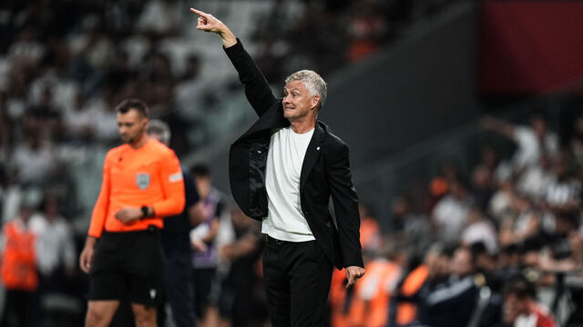 ISTANBUL, TURKIYE - AUGUST 14: Head coach Ole Gunnar Solskjaer of Besiktas gives tactics during the UEFA Conference League third qualifying round second leg match between Besiktas and St. Patrick's at Tupras Stadium in Istanbul, Turkiye on August 14, 2025.