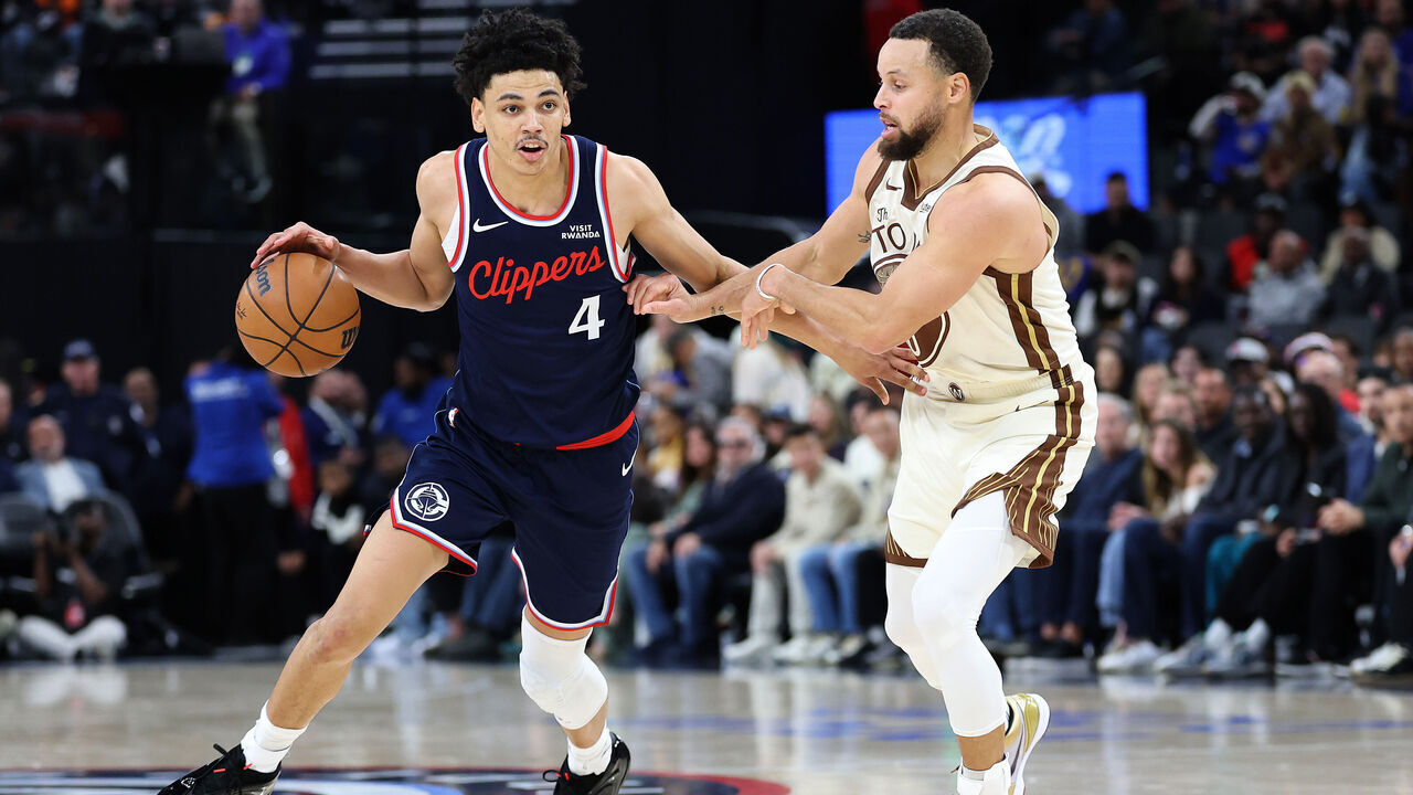 INGLEWOOD, CALIFORNIA - JANUARY 05: Kobe Sanders #4 of the LA Clippers dribbles past Stephen Curry #30 of the Golden State Warriors during the second half of a game at Intuit Dome on January 05, 2026 in Inglewood, California.
