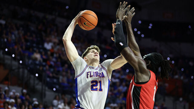 GAINESVILLE, FLORIDA - JANUARY 06: Alex Condon #21 of the Florida Gators dunks the ball against Somto Cyril #2 of the Georgia Bulldogs during the first half of a game at the Stephen C. O'Connell Center on January 06, 2026 in Gainesville, Florida.