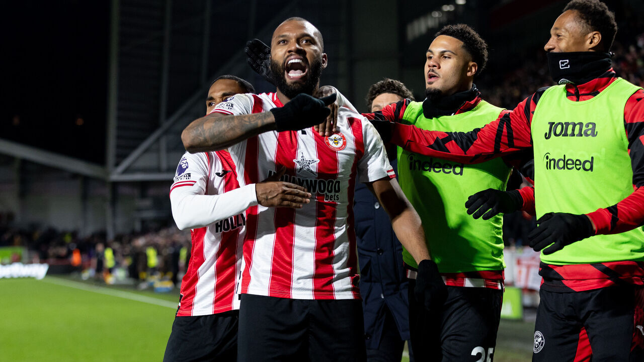 BRENTFORD, ENGLAND - JANUARY 7: Igor Thiago of Brentford celebrates with his teammates after scoring his sides second goal during the Premier League match between Brentford and Sunderland at Gtech Community Stadium on January 7, 2026 in Brentford, England.