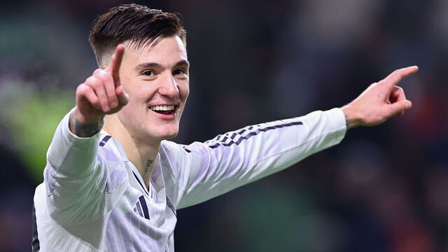 BURNLEY, ENGLAND - JANUARY 7: Benjamin Sesko of Manchester United celebrates after scoring a goal to make it 1-2 during the Premier League match between Burnley and Manchester United at Turf Moor on January 7, 2026 in Burnley, England.