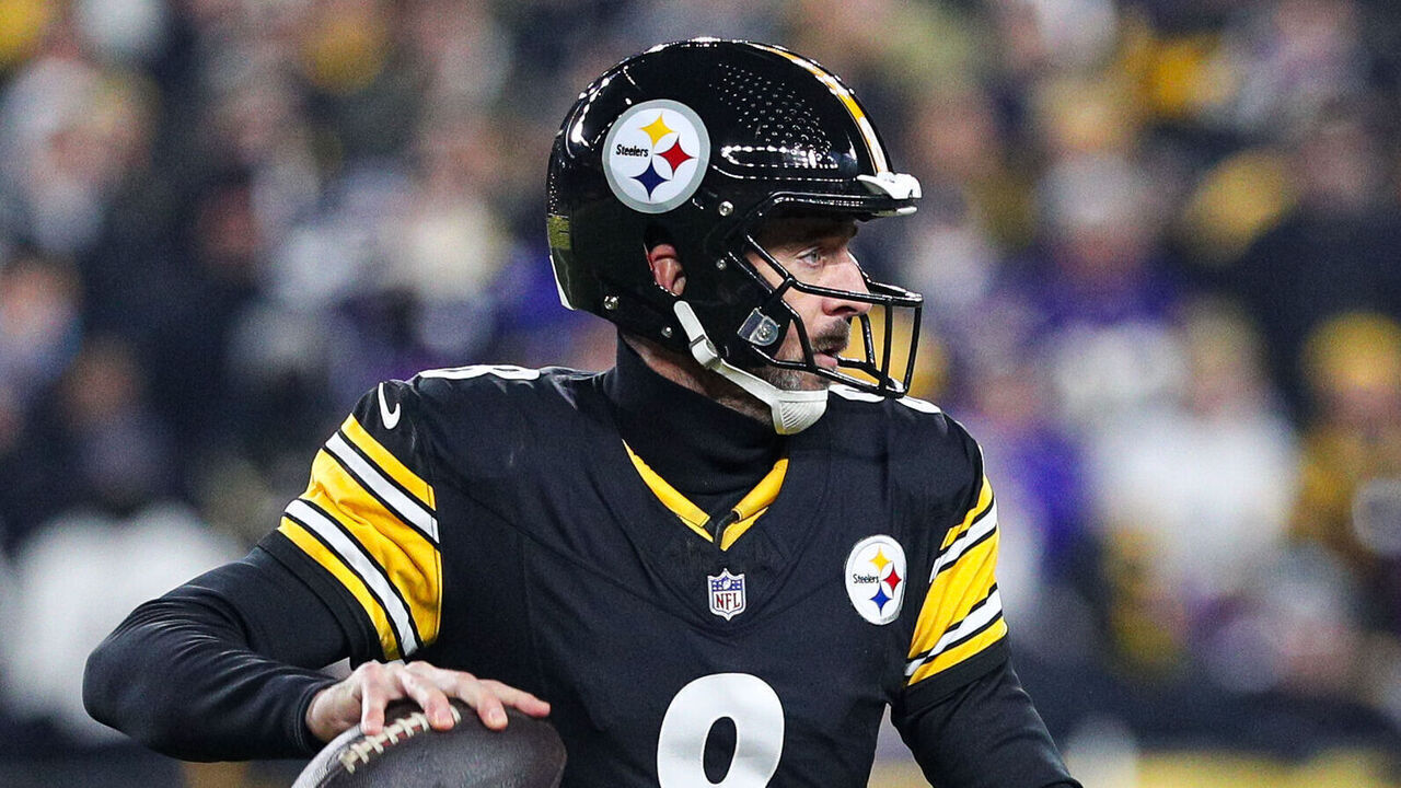PITTSBURGH, PA - JANUARY 04: Pittsburgh Steelers quarterback Aaron Rodgers (8) looks to pass during the NFL football game between the Baltimore Ravens and Pittsburgh Steelers on January 4, 2026 at Acrisure Stadium in Pittsburgh, PA.