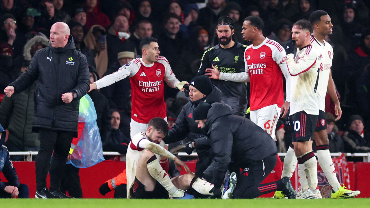LONDON, ENGLAND - JANUARY 8: Conor Bradley of Liverpool is treated for injury as Gabriel Martinelli and Gabriel Magalhaes of Arsenal look on during the Premier League match between Arsenal and Liverpool at Emirates Stadium on January 8, 2026 in London, England.