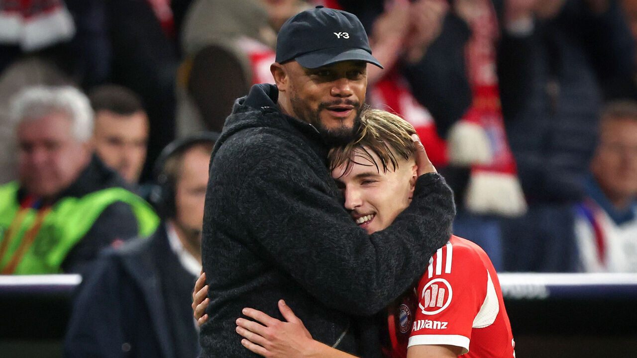 MUNICH, GERMANY - OCTOBER 22: Coach Vincent Kompany of Bayern Muenchen hugged Lennart Karl of Bayern Muenchen after his substition during the UEFA Champions League 2025/26 League Phase MD3 match between FC Bayern München and Club Brugge KV at Football Arena Munich on October 22, 2025 in Munich, Germany.