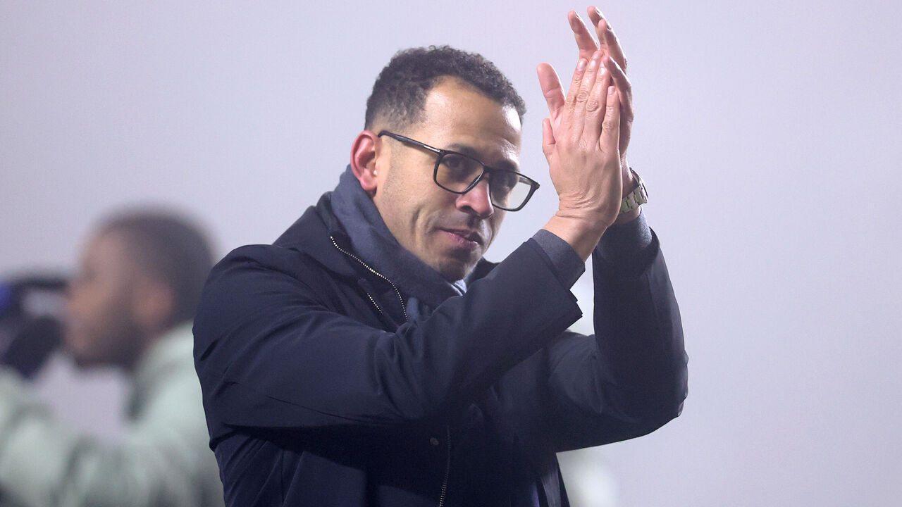 LONDON, ENGLAND - JANUARY 10: Liam Rosenior, Manager of Chelsea, applauds the fans after the Emirates FA Cup Third Round match between Charlton Athletic and Chelsea at The Valley on January 10, 2026 in London, England.