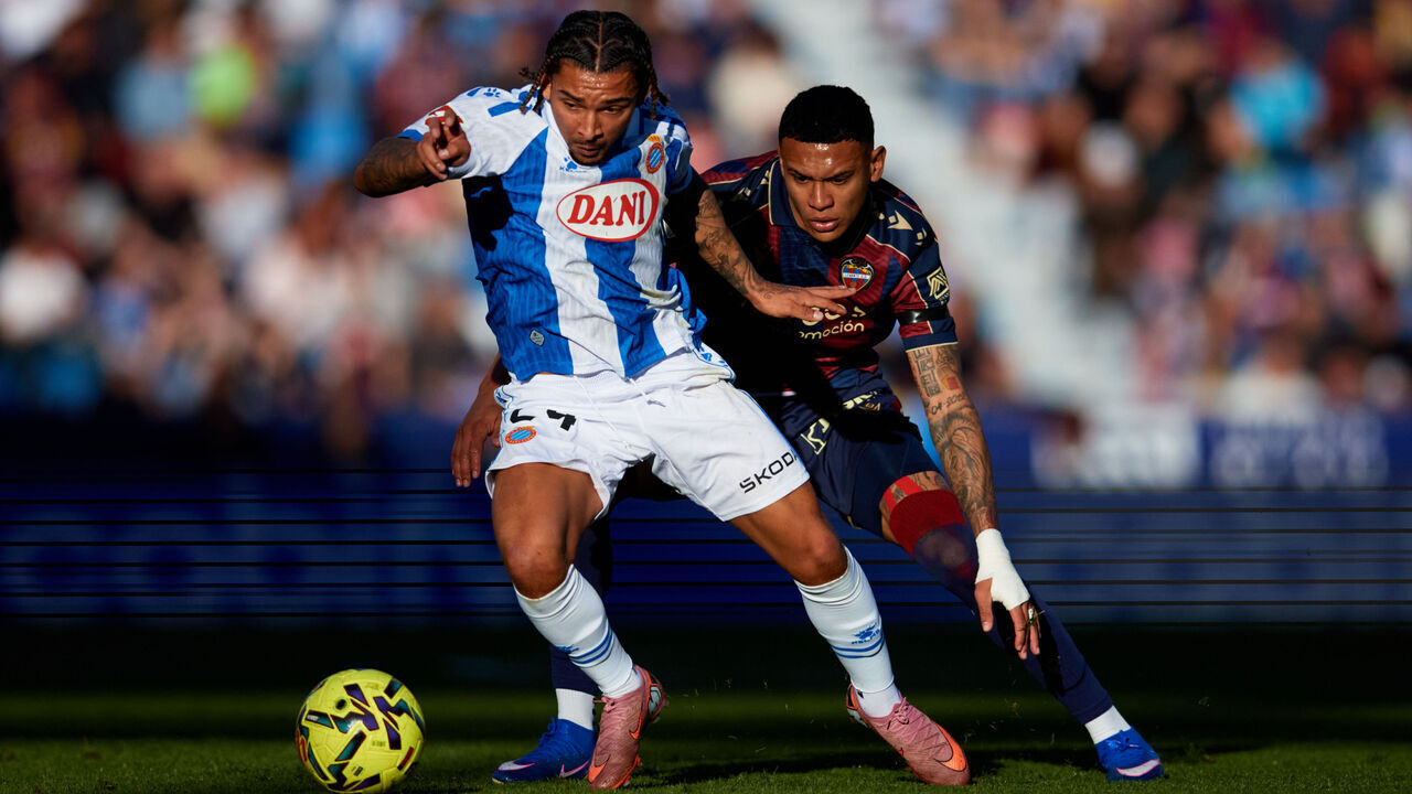 Dolan of RCD Espanyol competes for the ball with Arriaga of Levante UD during the LaLiga EA Sports match between Levante UD and RCD Espanyol at Ciutat de Valencia stadium in Valencia, Spain, on January 11, 2026.