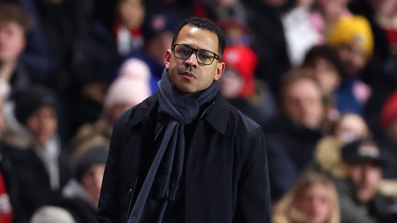 LONDON, ENGLAND - JANUARY 10: Liam Rosenior, Manager of Chelsea, reacts during the Emirates FA Cup Third Round match between Charlton Athletic and Chelsea at The Valley on January 10, 2026 in London, England.