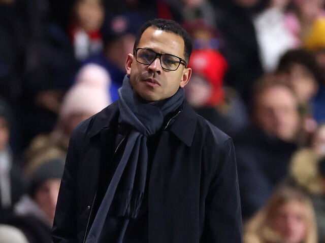 LONDON, ENGLAND - JANUARY 10: Liam Rosenior, Manager of Chelsea, reacts during the Emirates FA Cup Third Round match between Charlton Athletic and Chelsea at The Valley on January 10, 2026 in London, England.