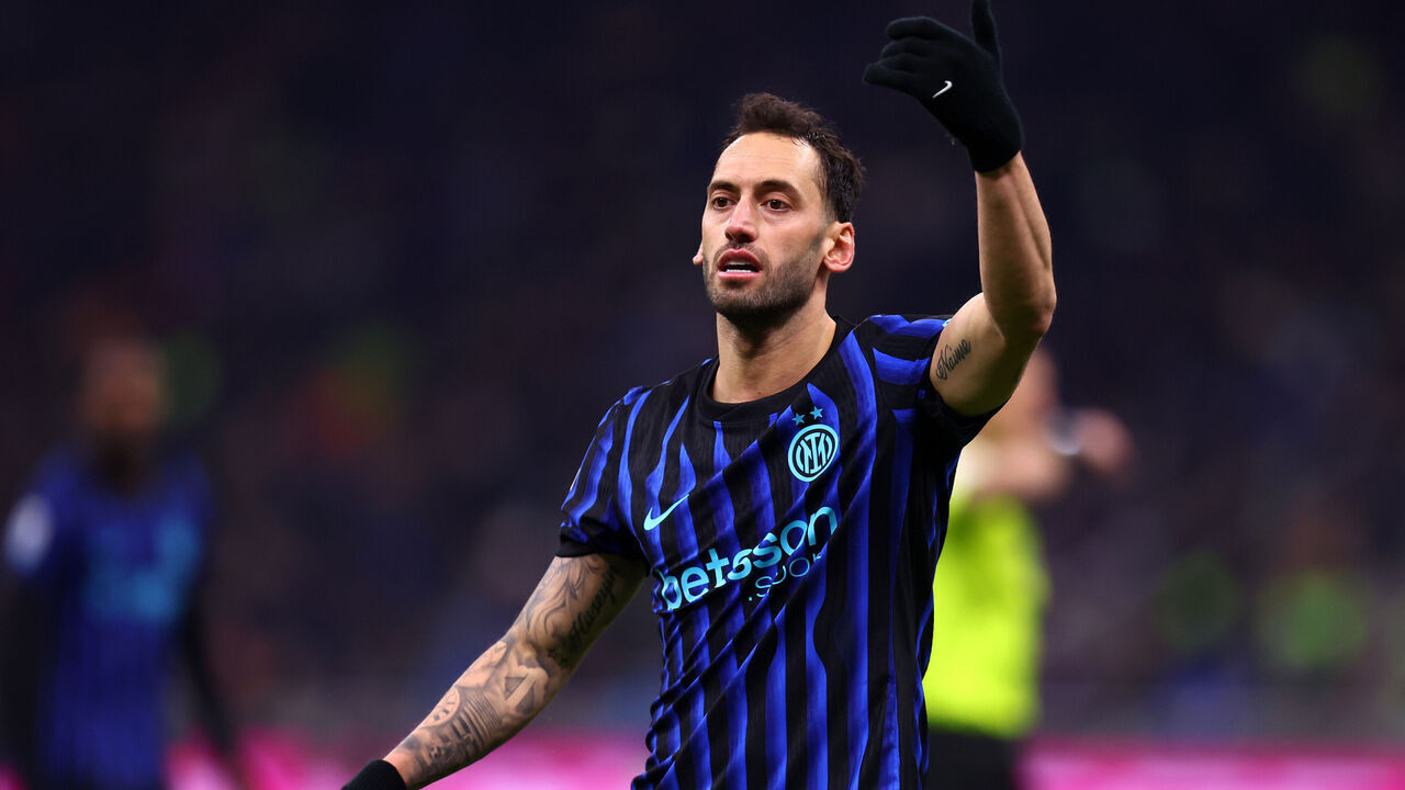 STADIO GIUSEPPE MEAZZA, MILANO, ITALY - 2026/01/11: Hakan Calhanoglu of Fc Internazionale gestures during the Serie A football match between Fc Internazionale and SSC Napoli. The match ends in a tie 2-2.