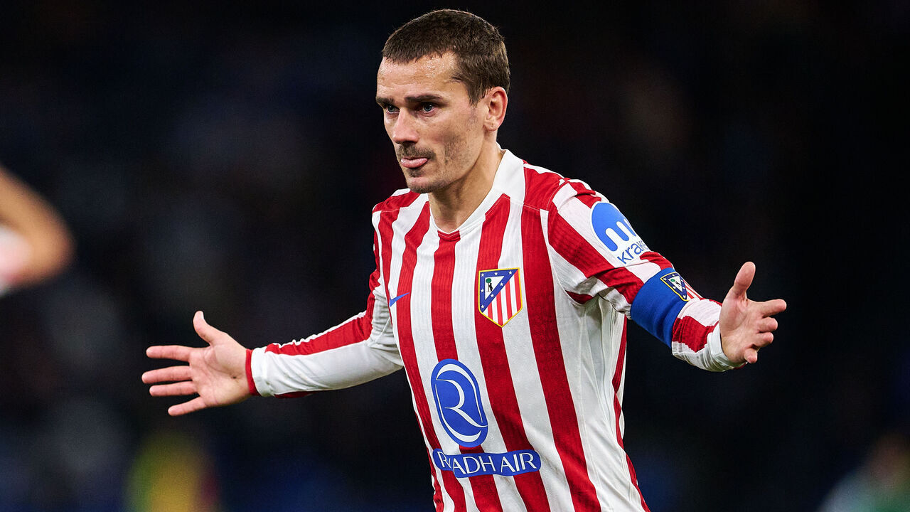 LA CORUNA, SPAIN - JANUARY 13: Antoine Griezmann of Atletico de Madrid celebrates after scoring their side's first goal during the Copa del Rey Round of 16 match between RC Deportivo de La Coruna and Atletico de Madrid at Abanca-Riazor Stadium on January 13, 2026 in La Coruna, Spain.