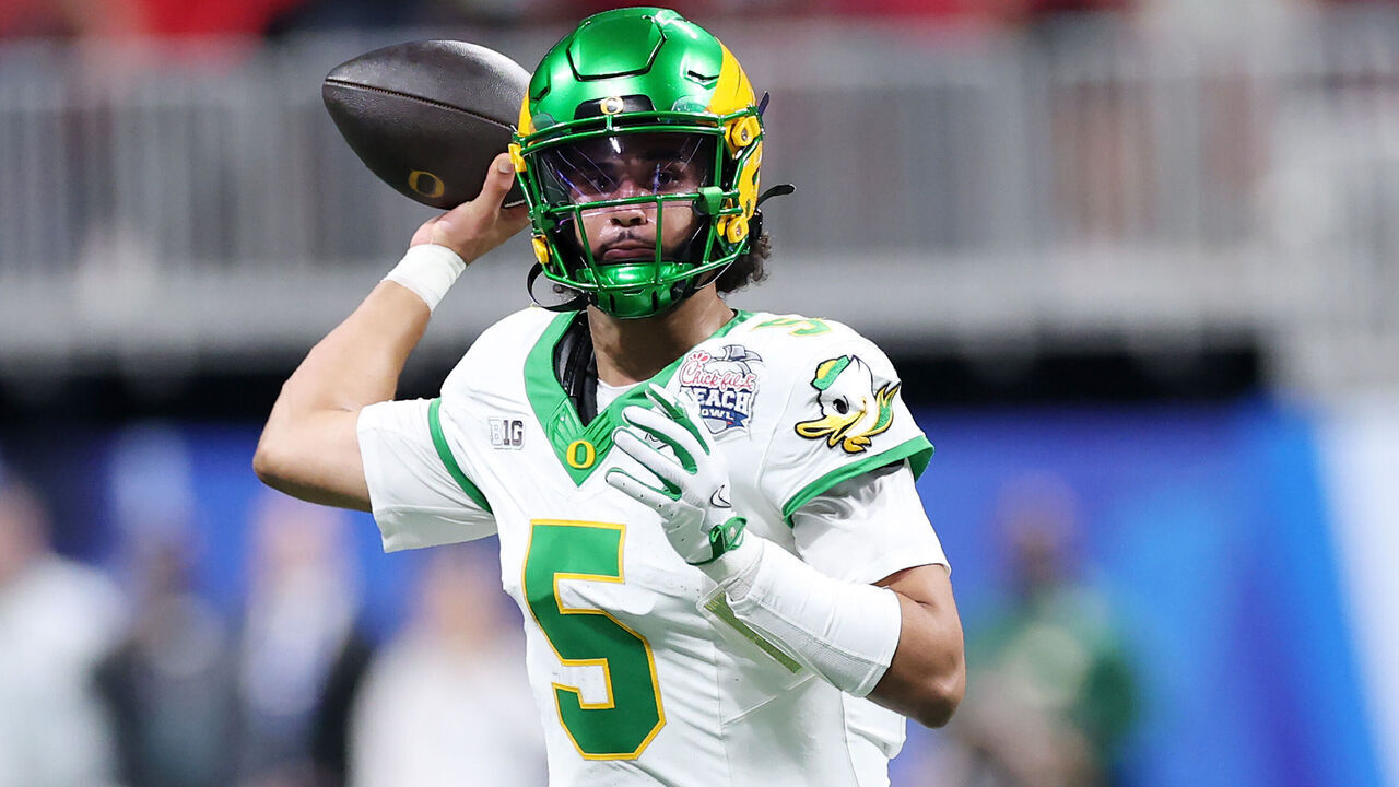 ATLANTA, GEORGIA - JANUARY 09: Dante Moore #5 of the Oregon Ducks passes against the Indiana Hoosiers during the first quarter in the 2025 College Football Playoff Semifinal at the Chick-fil-A Peach Bowl at Mercedes-Benz Stadium on January 09, 2026 in Atlanta, Georgia.
