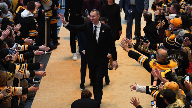BOSTON, MASSACHUSETTS - JANUARY 15: Zdeno Chara of the Boston Bruins waves to fans on the golden carpet for his number retirement ceremony before the game against the Seattle Kraken at the TD Garden on January 15, 2026 in Boston, Massachusetts.