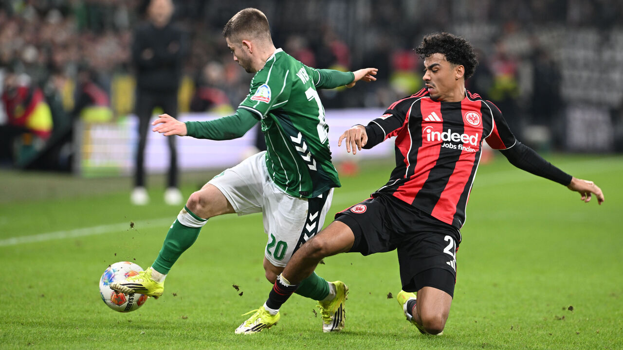 16 January 2026, Bremen: Soccer: Bundesliga, Werder Bremen - Eintracht Frankfurt, Matchday 18, Weserstadion. Romano Schmid (Werder Bremen) fights for the ball against Nathaniel Brown (Eintracht Frankfurt). Photo: --/dpa - IMPORTANT NOTE: In accordance with the regulations of the DFL German Football League and the DFB German Football Association, it is prohibited to utilize or have utilized photographs taken in the stadium and/or of the match in the form of sequential images and/or video-like photo series.