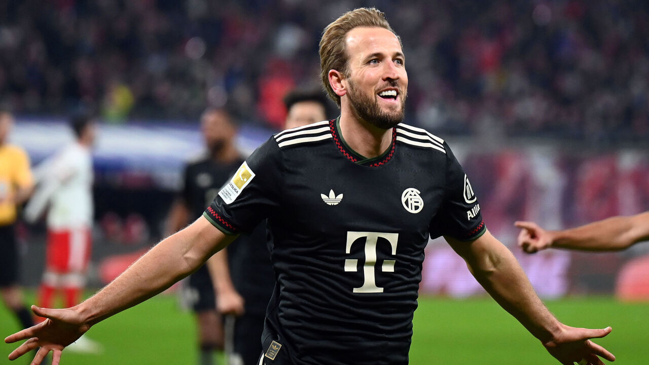 17 January 2026, Saxony, Leipzig: Soccer: Bundesliga, RB Leipzig - Bayern Munich, Matchday 18, Red Bull Arena, Harry Kane (Bayern Munich) celebrates his goal to make it 1-2. IMPORTANT NOTE: In accordance with the regulations of the DFL German Football League and the DFB German Football Association, it is prohibited to use or have used photographs taken in the stadium and/or of the match in the form of sequential images and/or video-like photo series. Photo: David Hammersen/dpa