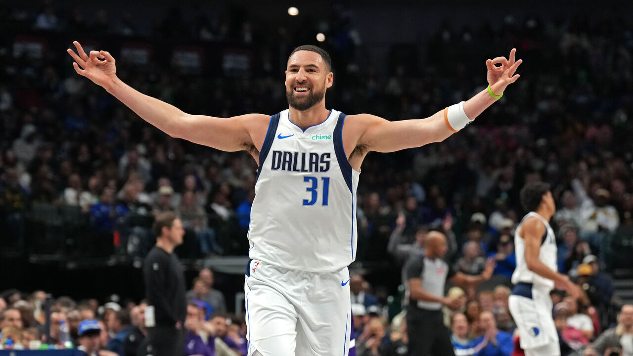 DALLAS, TX - JANUARY 17: Klay Thompson #31 of the Dallas Mavericks celebrates during the game against the Utah Jazz on January 17, 2026 at American Airlines Center in Dallas, Texas. Mandatory Copyright Notice: Copyright 2026 NBAE
