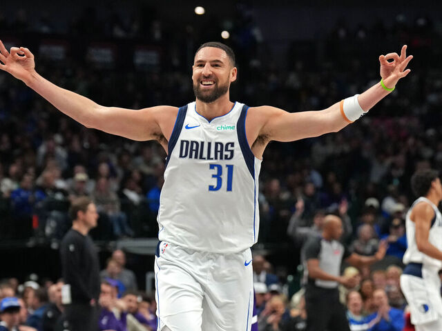 DALLAS, TX - JANUARY 17: Klay Thompson #31 of the Dallas Mavericks celebrates during the game against the Utah Jazz on January 17, 2026 at American Airlines Center in Dallas, Texas. Mandatory Copyright Notice: Copyright 2026 NBAE
