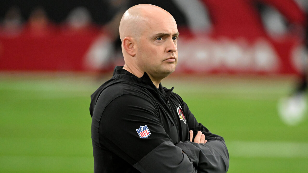 GLENDALE, ARIZONA - NOVEMBER 23: Offensive Coordinator Drew Petzing of the Arizona Cardinals prepares for the Jacksonville Jaguars during the NFL 2025 game at State Farm Stadium on November 23, 2025 in Glendale, Arizona.