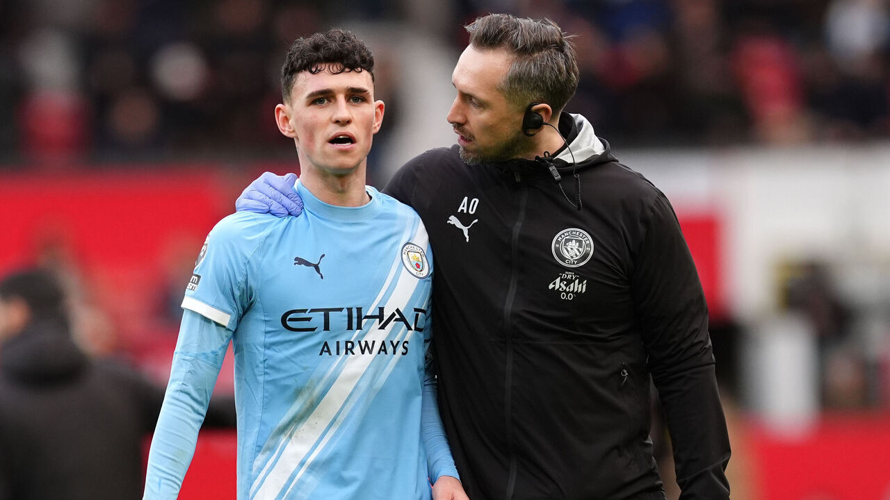 Manchester City's Phil Foden and physiotherapist Alex Owen react at half-time during the Premier League match at Old Trafford, Manchester. Picture date: Saturday January 17, 2026.