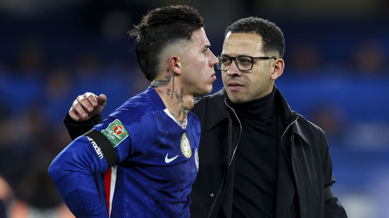 LONDON, ENGLAND - JANUARY 14: Head Coach Liam Rosenior with Enzo Fernández of Chelsea at the end of their sides 3-2 defeat during the Carabao Cup Semi Final First Leg match between Chelsea and Arsenal at Stamford Bridge on January 14, 2026 in London, England.