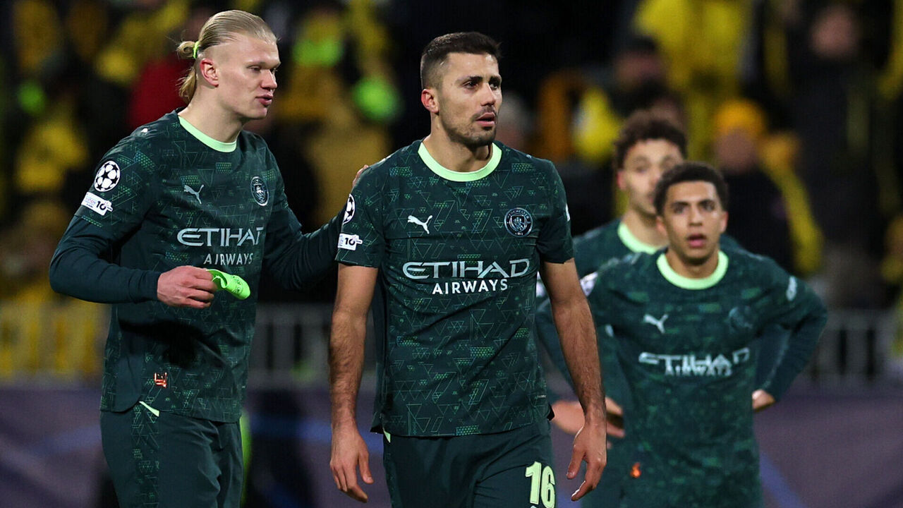 BODO, NORWAY - JANUARY 20: Rodri of Manchester City hands over the captain's armband to teammate Erling Haaland after receiving a red card during the UEFA Champions League 2025/26 League Phase MD7 match between FK Bodo/Glimt and Manchester City at Aspmyra Stadion on January 20, 2026 in Bodo, Norway.