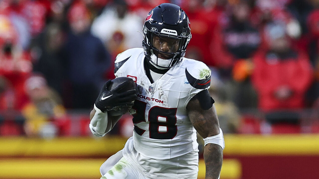 KANSAS CITY, MISSOURI - JANUARY 18: Joe Mixon #28 of the Houston Texans carries the ball on a running play during the second half of the AFC Divisional playoff game against the Kansas City Chiefs at GEHA Field at Arrowhead Stadium on January 18, 2025 in Kansas City, Missouri.