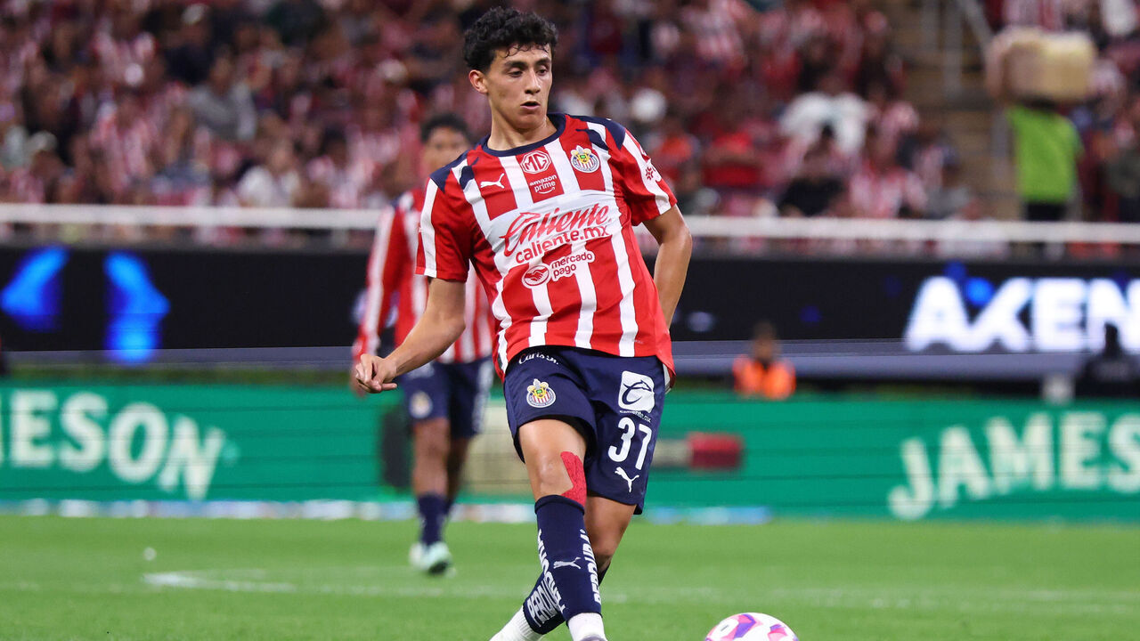 ZAPOPAN, MEXICO - OCTOBER 18: Richard Ledezma of Chivas controls the ball during the 13th round match between Chivas and Mazatlan FC as part of the Torneo Apertura 2025 Liga MX at Akron Stadium on October 18, 2025 in Zapopan, Mexico.