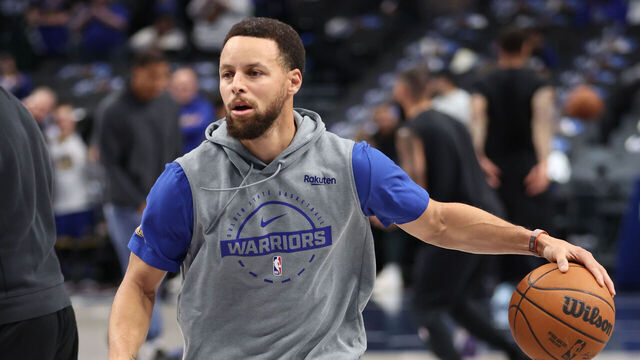 DALLAS, TX - JANUARY 22: Stephen Curry #30 of the Golden State Warriors warms up before the game against the Dallas Mavericks on January 22, 2026 at American Airlines Center in Dallas, Texas. Mandatory Copyright Notice: Copyright 2026 NBAE
