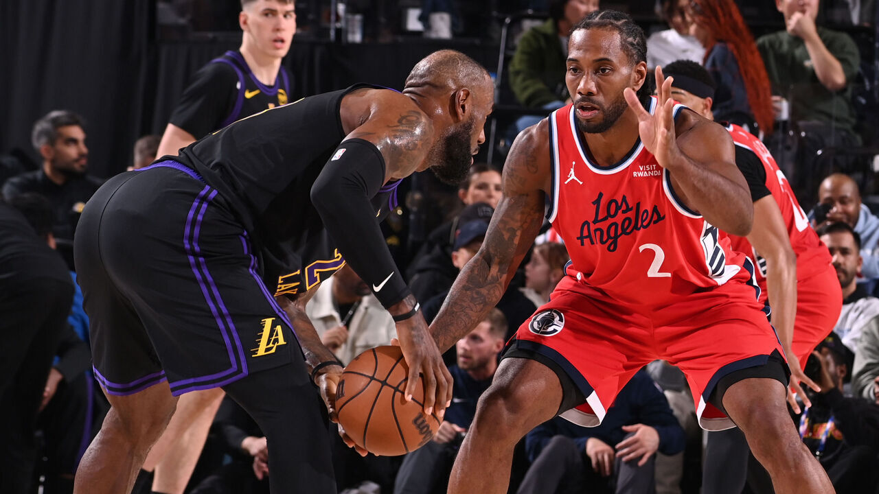 INGLEWOOD, CA - JANUARY 22: Kawhi Leonard #2 of the LA Clippers plays defense during the game against the Los Angeles Lakers on January 22, 2026 at Intuit Dome in Los Angeles, California. NOTE TO USER: User expressly acknowledges and agrees that, by downloading and/or using this Photograph, user is consenting to the terms and conditions of the Getty Images License Agreement. Mandatory Copyright Notice: Copyright 2026 NBAE