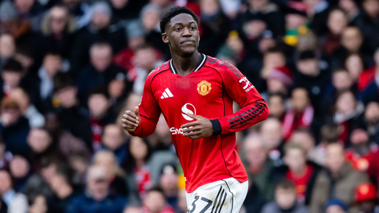 MANCHESTER, ENGLAND - JANUARY 17: Kobbie Mainoo of Manchester United in action during the Premier League match between Manchester United and Manchester City at Old Trafford on January 17, 2026 in Manchester, United Kingdom.