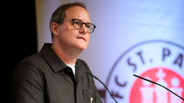 15 November 2025, Hamburg: Soccer: Bundesliga, general meeting of FC St. Pauli, Audimax University of Hamburg. Club president Oke Göttlich holds the report of the executive committee. Photo: Gregor Fischer/dpa