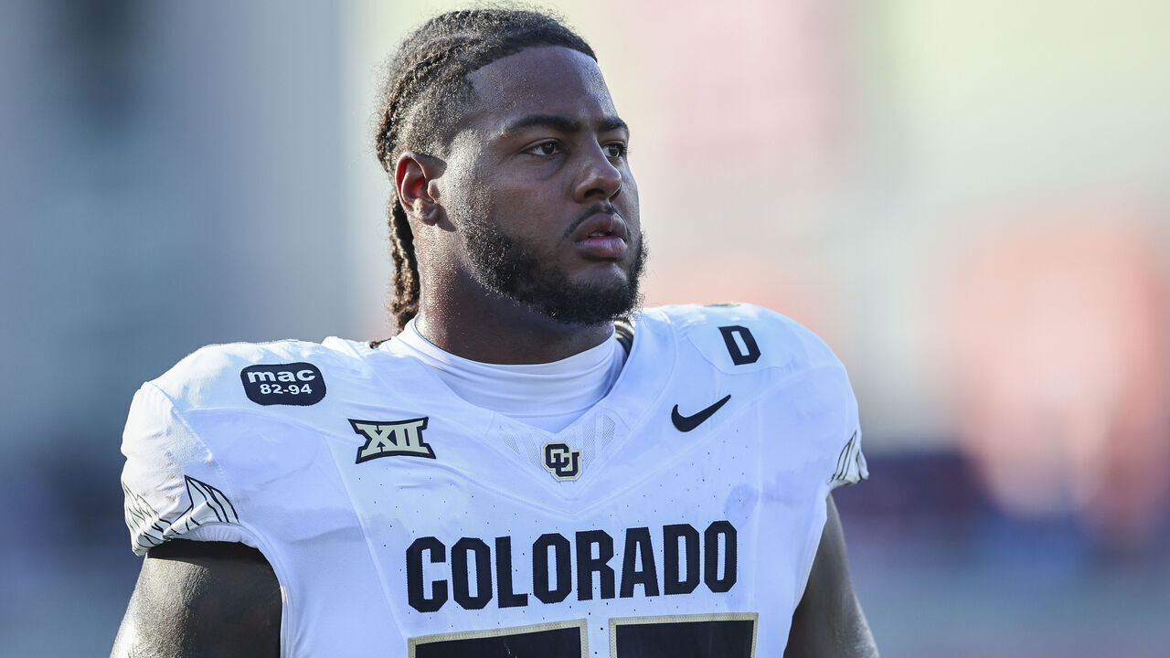 HOUSTON, TEXAS - SEPTEMBER 12: Jordan Seaton #77 of the Colorado Buffaloes warms up before a game against the Houston Cougars at TDECU Stadium on September 12, 2025 in Houston, Texas.