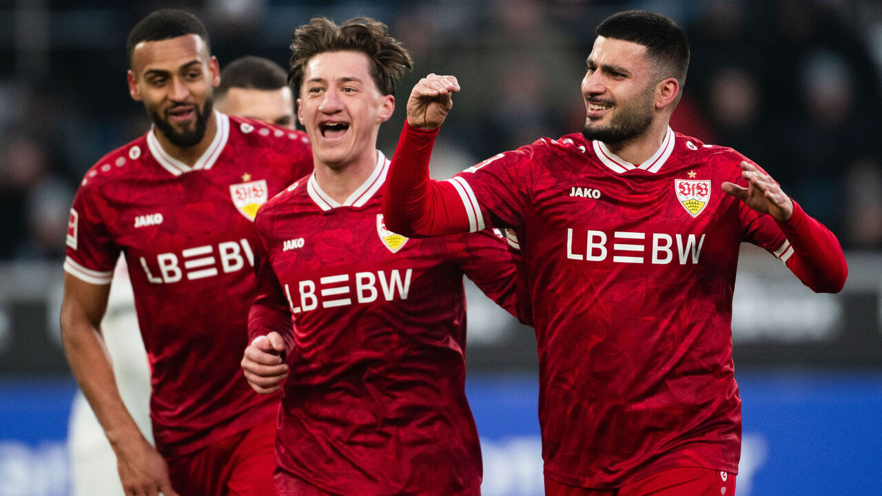 25 January 2026, North Rhine-Westphalia, Mönchengladbach: Soccer, Men, Bundesliga, Matchday 19, Borussia Mönchengladbach - VfB Stuttgart, Stadion im Borussia-Park: Stuttgart's Angelo Stiller (M) and goalscorer Deniz Undav celebrate after scoring to make it 3-0. Photo: Marius Becker/dpa - IMPORTANT NOTE: In accordance with the regulations of the DFL German Football League and the DFB German Football Association, it is prohibited to utilize or have utilized photographs taken in the stadium and/or of the match in the form of sequential images and/or video-like photo series.