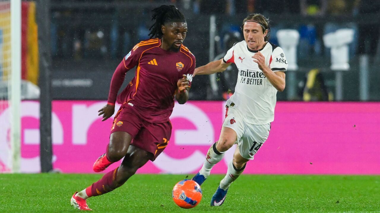 ROME, ITALY - JANUARY 25: Manu Kone of AS Roma compete for the ball with Luka Modric of AC Milan during the Serie A match between AS Roma and AC Milan at Stadio Olimpico on January 25, 2026 in Rome, Italy.