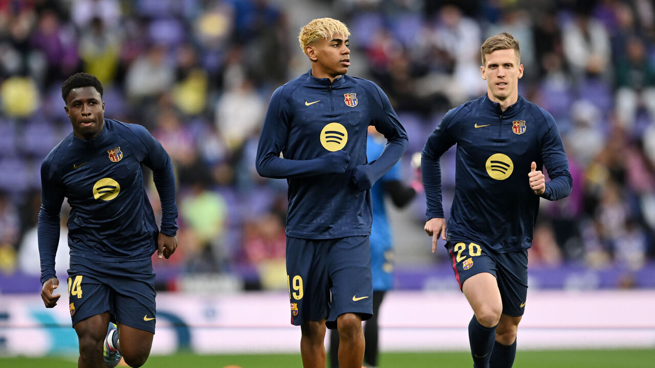 VALLADOLID, SPAIN - MAY 03: Landry Farre, Lamine Yamal and Dani Olmo of FC Barcelona warm up prior to the LaLiga match between Real Valladolid CF and FC Barcelona at Jose Zorrilla on May 03, 2025 in Valladolid, Spain.