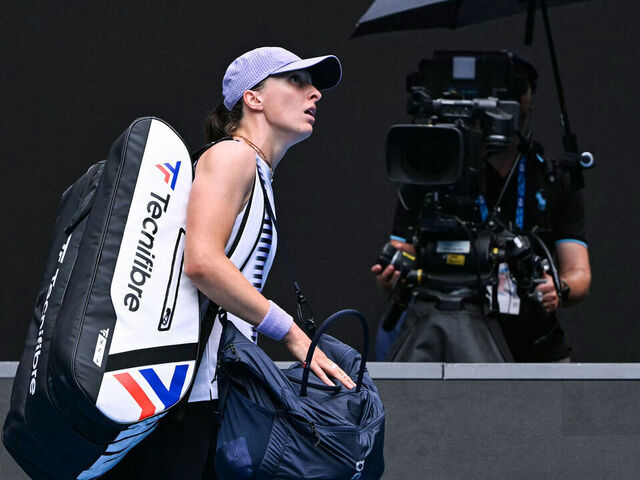 Poland's Iga Swiatek walks off court following her defeat against Kazakhstan's Elena Rybakina in their women's singles quarter-final match on day eleven of the Australian Open tennis tournament in Melbourne on January 28, 2026. / -- IMAGE RESTRICTED TO EDITORIAL USE - STRICTLY NO COMMERCIAL USE --