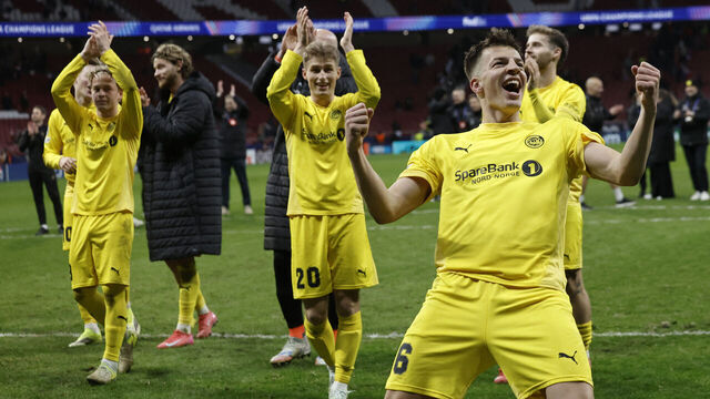 TOPSHOT - Bodoe/Glimt players celebrate their victory at the end of the UEFA Champions League league phase day 8 football match between Club Atletico de Madrid and Bodoe/Glimt at Metropolitano Stadium in Madrid on January 28, 2026.
