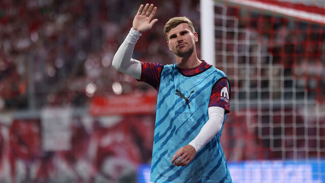 LEIPZIG, GERMANY - SEPTEMBER 20: Timo Werner of RB Leipzig acknowledges the fans during the Bundesliga match between RB Leipzig and 1. FC Köln at Red Bull Arena on September 20, 2025 in Leipzig, Germany.