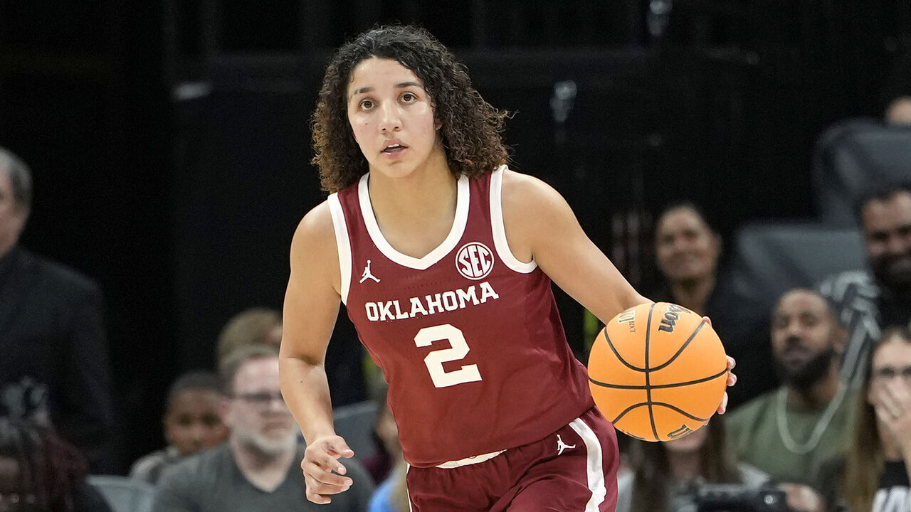 SACRAMENTO, CALIFORNIA - NOVEMBER 10: Aaliyah Chavez #2 of the Oklahoma Sooners dribbles the ball up court against the UCLA Bruins in the first half of an NCAA basketball game at Golden 1 Center on November 10, 2025 in Sacramento, California.